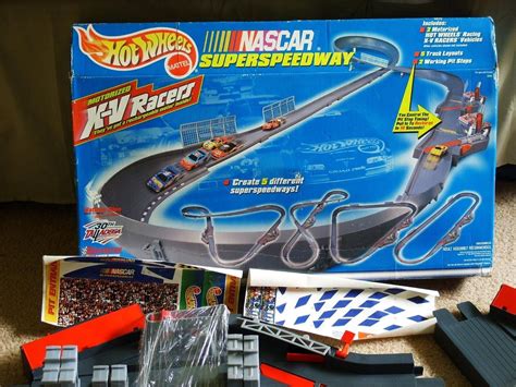 But after a couple tries, Wilkins hit on the winning formula in a video from March 23, 2020, elevating the rear of the treadmill to let gravity, the moving surface and the cars' natural steering. . Hot wheels nascar